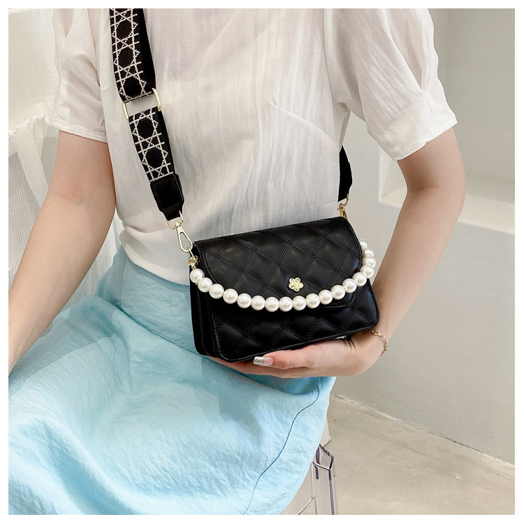 Fashion Pearl Chain Shoulder Messenger Portable Bag Wholesale display picture 1