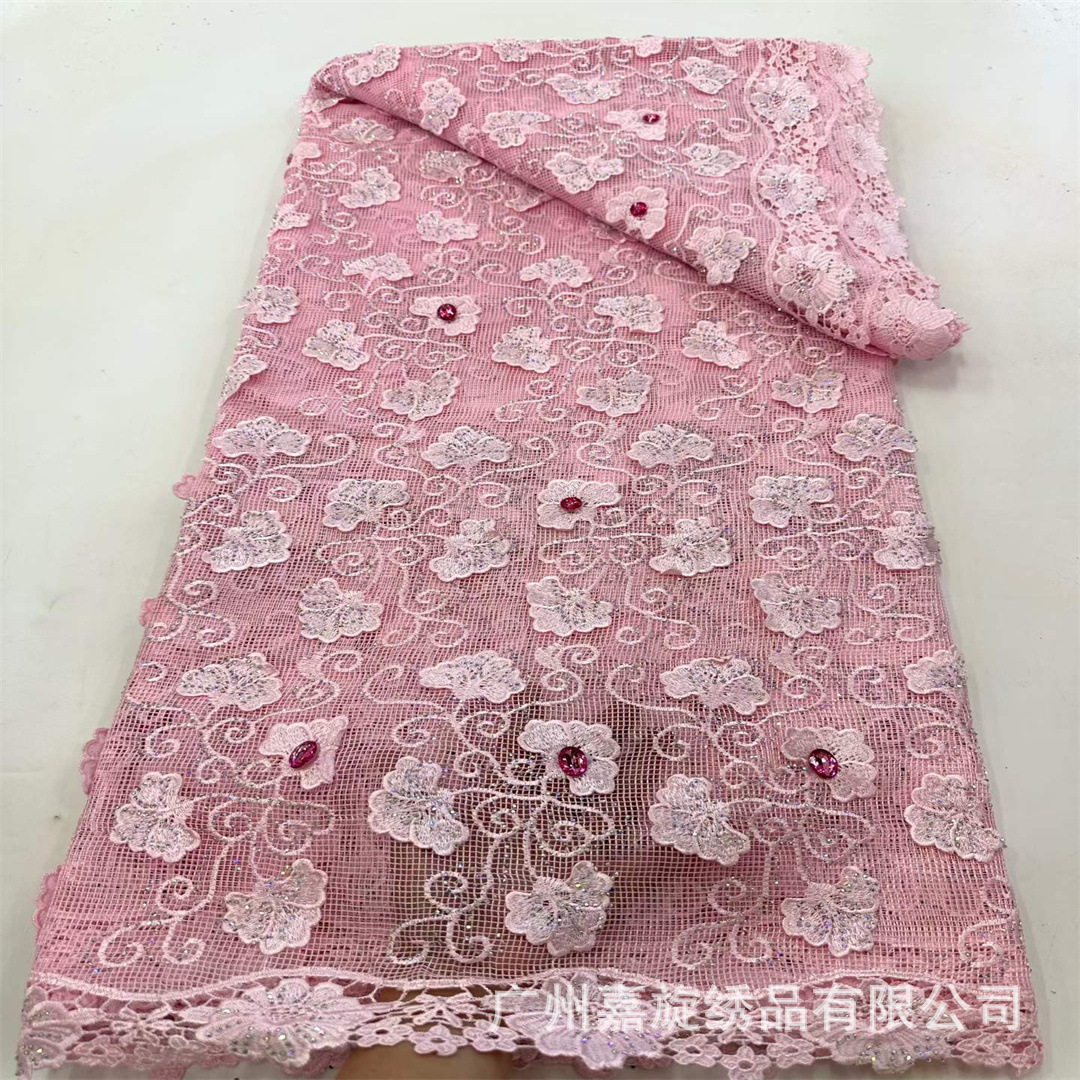 Tela bordada con base de malla cuadrada pequeña, con bordado floral y pedrería, tela de bordado de moda africana con diseño calado soluble en agua para cheongsam. image 9
