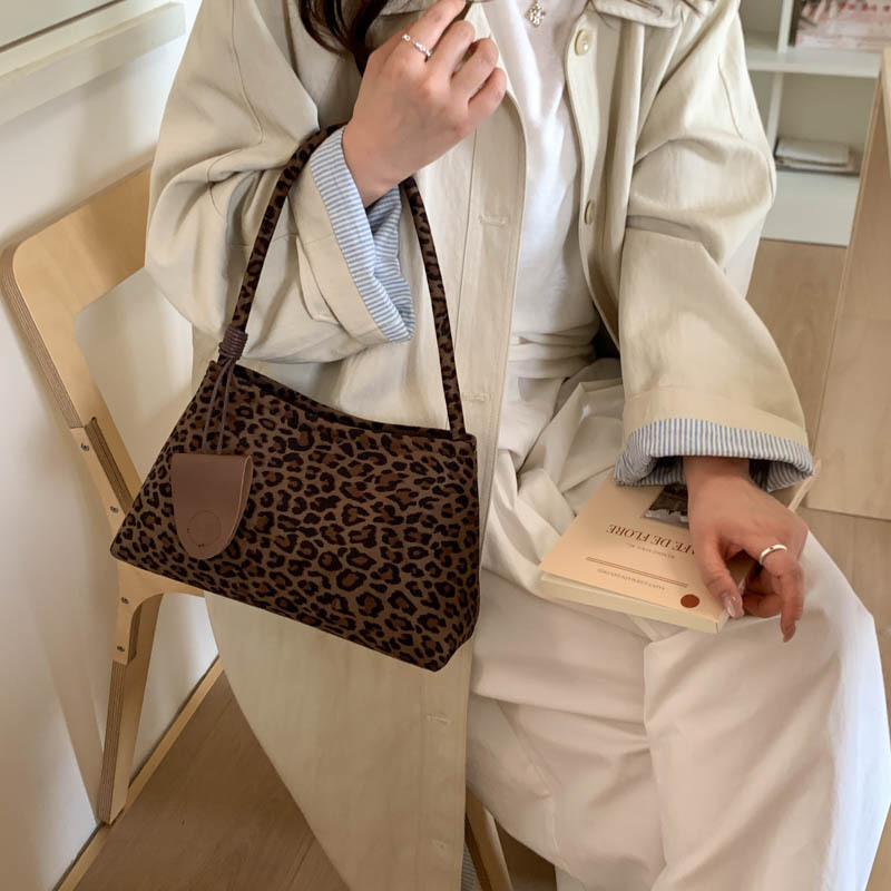 Niche de alta sensación de seda de abrigo bolso inferior para mujeres otoño / invierno 2025 nueva moda de moda universal bolso de mano de viaje
