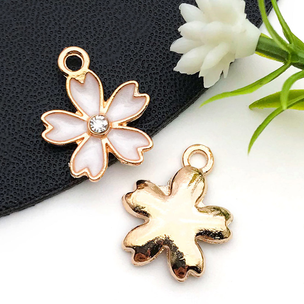 Colgantes de aleación con margarita y flor de cerezo esmaltadas