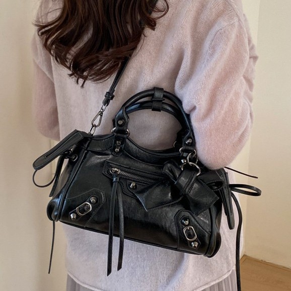 Handheld crossbody bag, niche new product, fashionable design, same style as 2026, casual autumn and winter motorcycle influencer studded versatile bag