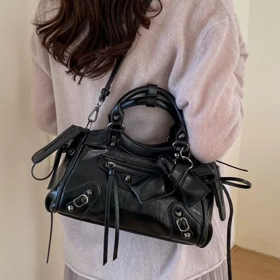 Handheld crossbody bag, niche new product, fashionable design, same style as 2026, casual autumn and winter motorcycle influencer studded versatile bag