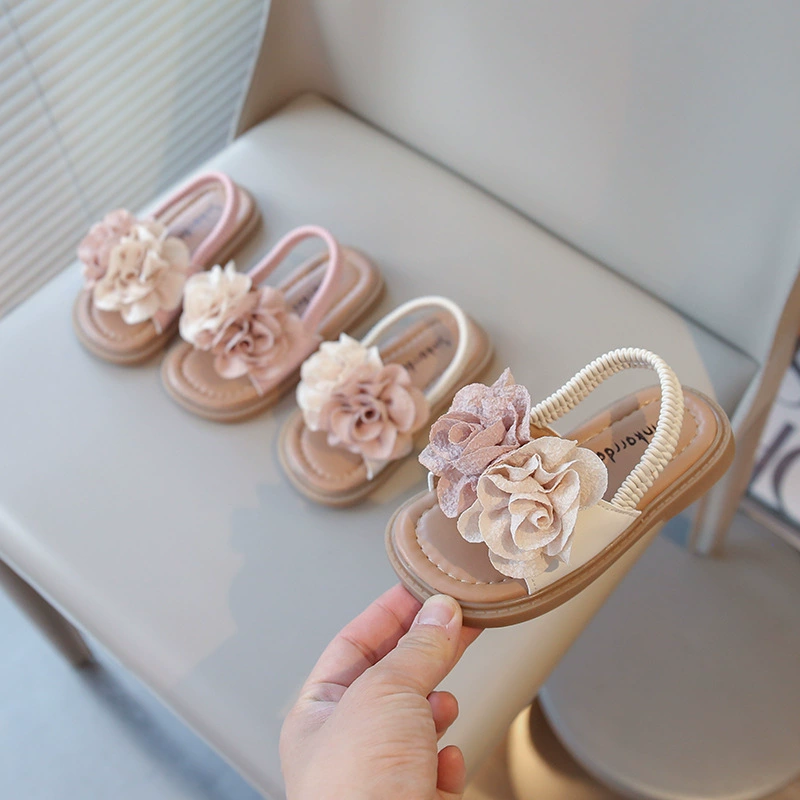 Детские босоножки для девочек, модные туфли принцессы, лето 2025, новые, с цветочным декором, мягкая подошва, открытый носок, пляжная обувь, тренд