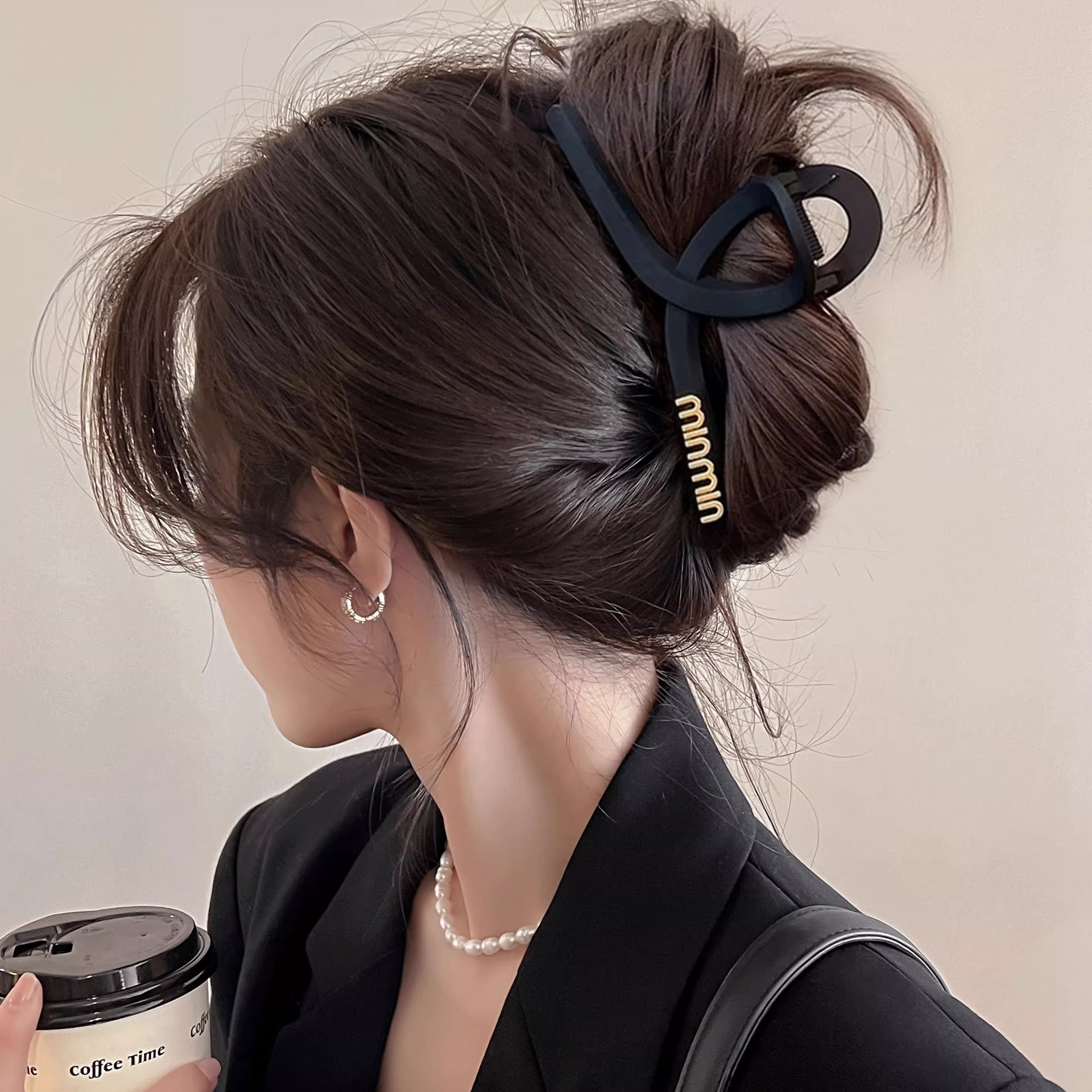 Clip de agarre de letras negras para mujeres simple detrás de la cabeza clip de cabello de tiburón sensación de alta calidad clip de cabello de cabello de gran tamaño