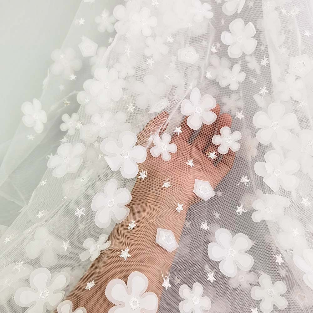 立体刺绣面料 3d小清新双色小花朵网纱绣花布 童装服装网纱现货