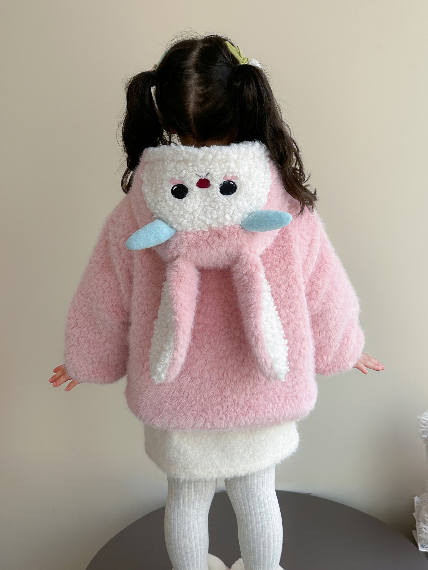 Niñas más abrigo de terciopelo otoño y invierno 2025 nuevo estilo coreano bebé femenino engrosado suéter de lana de aire extranjero ropa de invierno de algodón para niños