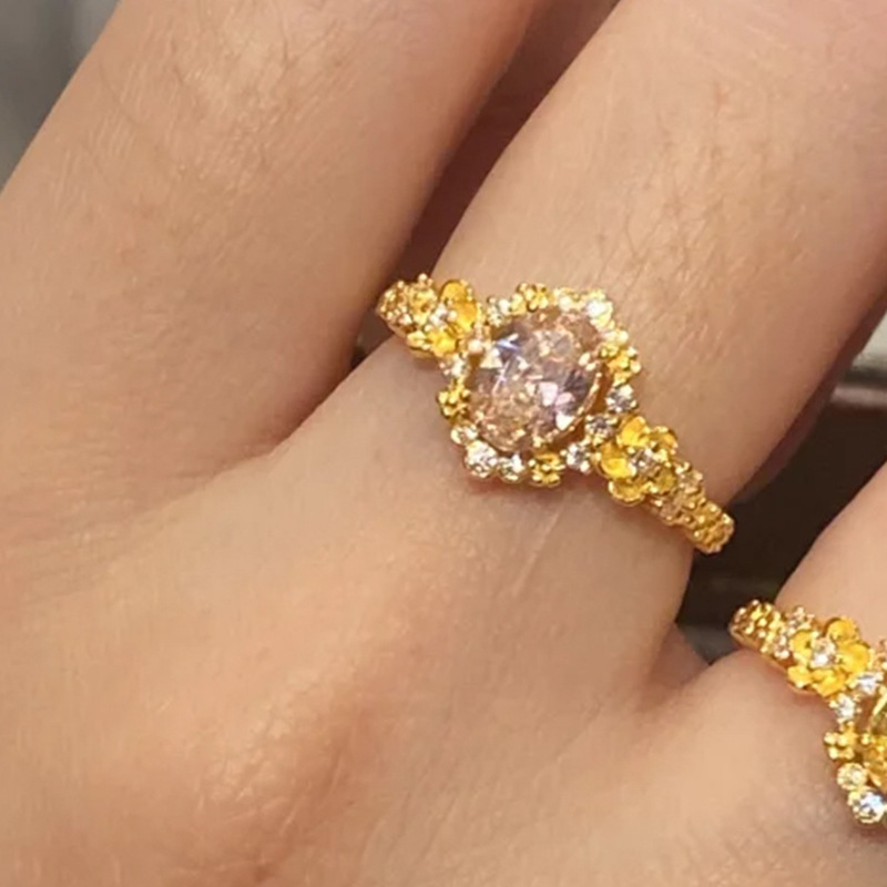 Pequeño libro rojo estilo explosivo anillo de diamantes flash de la Edad Media, lujo ligero, sentido de alta gama, personalidad de moda exquisita, anillo de todo fósforo, cabello de una pieza