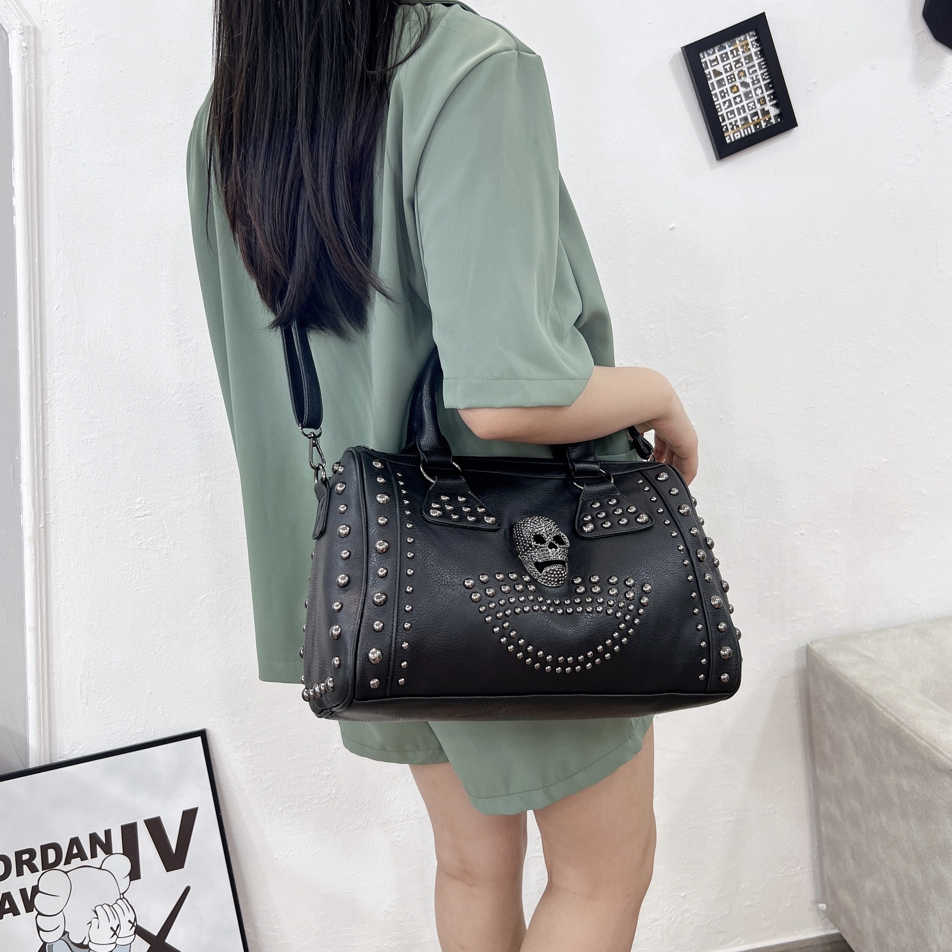 Nueva bolsa punk europea y americana de moda remaches calavera en relieve negro bolso de hombro de mujer mochila