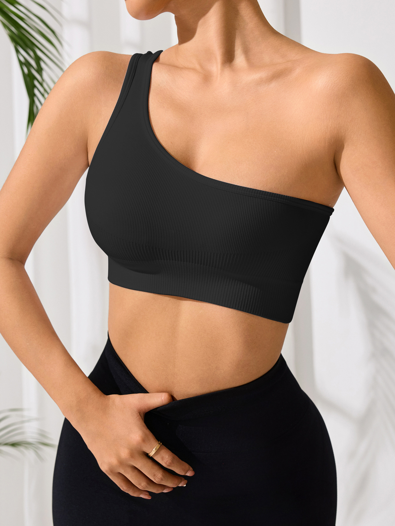 Chaleco deportivo sexy de un solo hombro con un solo hombro para mujer yoga para correr fitness ropa interior ajustada para correr de color sólido primavera y verano