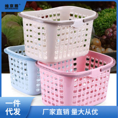 バスケットを収納するプラスチックバスケットスーパーの買い物かごはバスケットを持って大きな小さいいちごを収納してバスケットを摘み取ってバスケットを買う萍