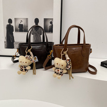 小众单肩包斜挎IT手拎女士包包简约休闲个性可爱风轻奢款式代发