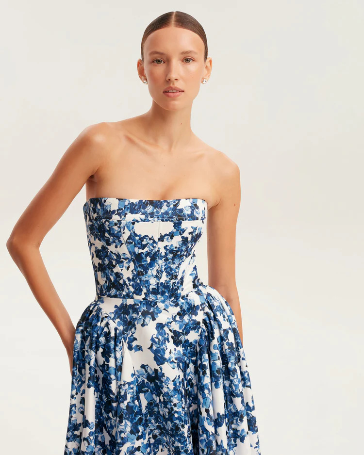Abito da sera elegante con spalle scoperte per donna primavera estate_voghion.com