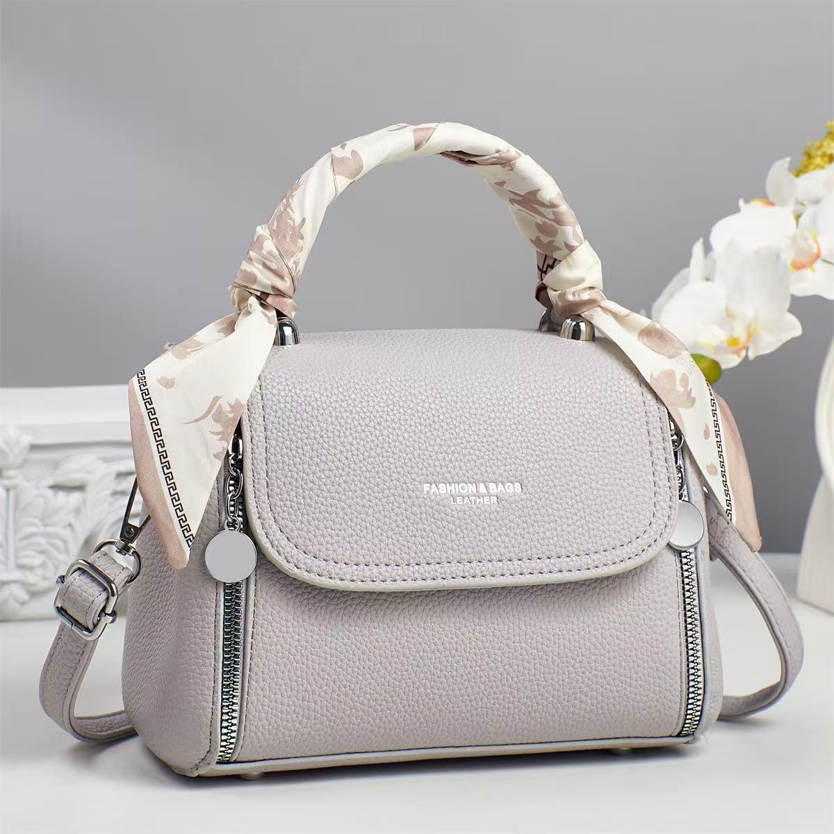 2025 nuevo bolso de hombro de moda bolso de mensajero de cuero suave para mujer bolso ligero para mujer bolso pequeño para mujer verano textura versátil