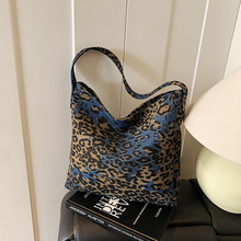 �{ɫС�����yˮͰ��Ů2025�¿������ɳ�ţ�в����ذ��������μ��