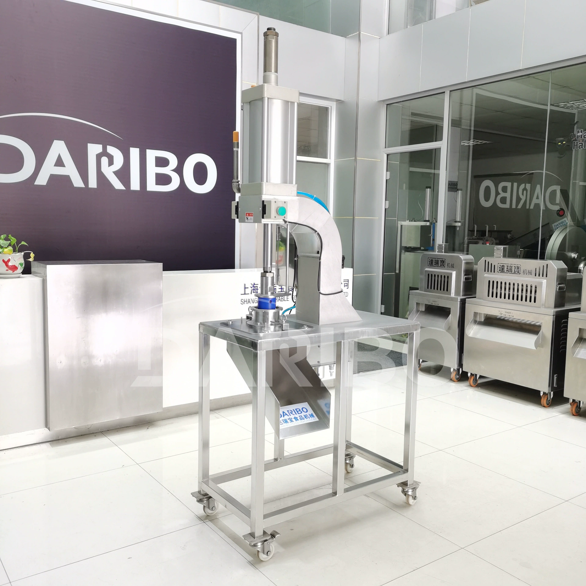 L Большой высокоскоростной разветвитель может вырезать звезду в форме сердца в форме сливы для тиснения Коммерческое вертикальное оборудование для тиснения