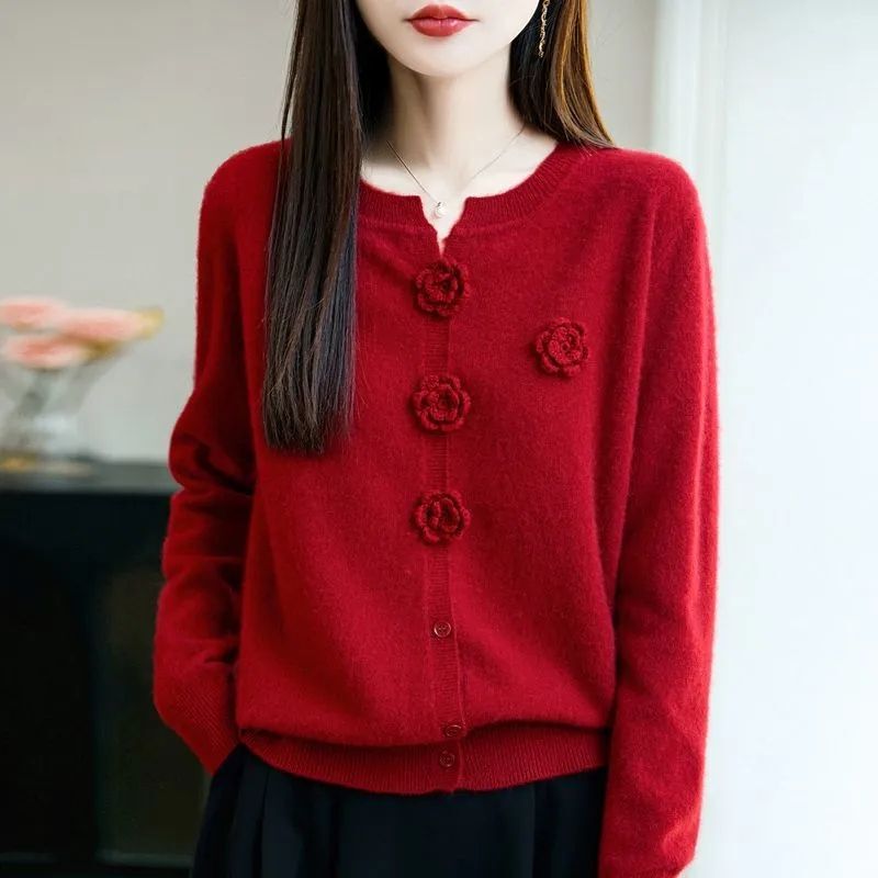 This year's popular hot-selling item is the round-neck, short-length, long-sleeved, slim-fit, elegant, ladylike style knitted cardigan