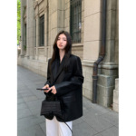 Черный полиуретановый осенний небольшой пиджак классического кроя, яркий броский стиль