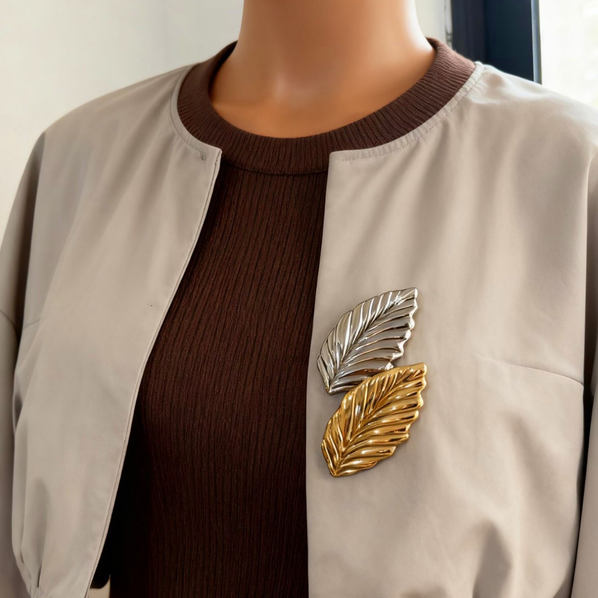 Broche para mujer de hoja en acero inoxidable estilo elegante_voghion.com