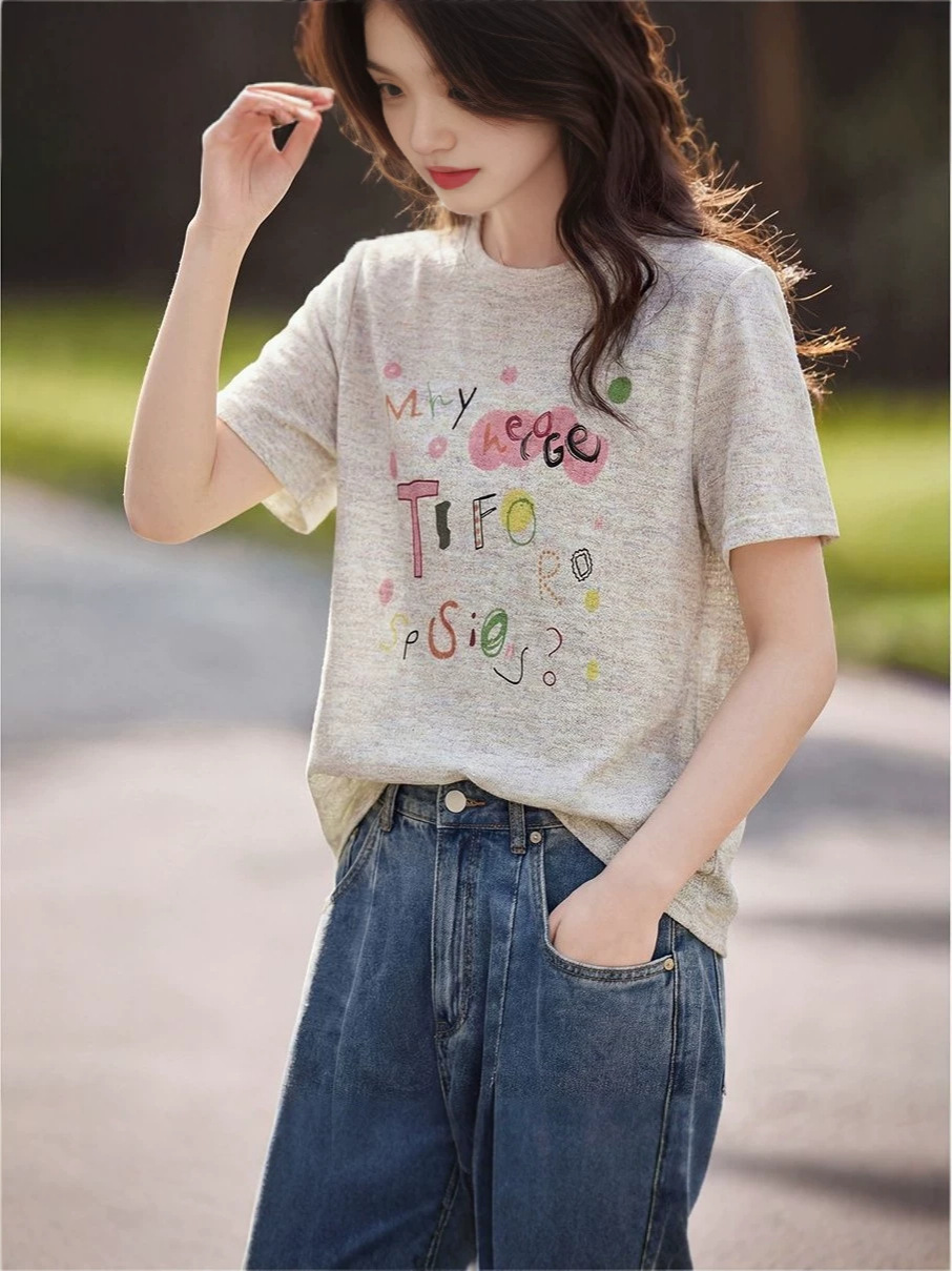 Áo thun nữ dệt kim in chữ rộng rãi tay ngắn — màu be