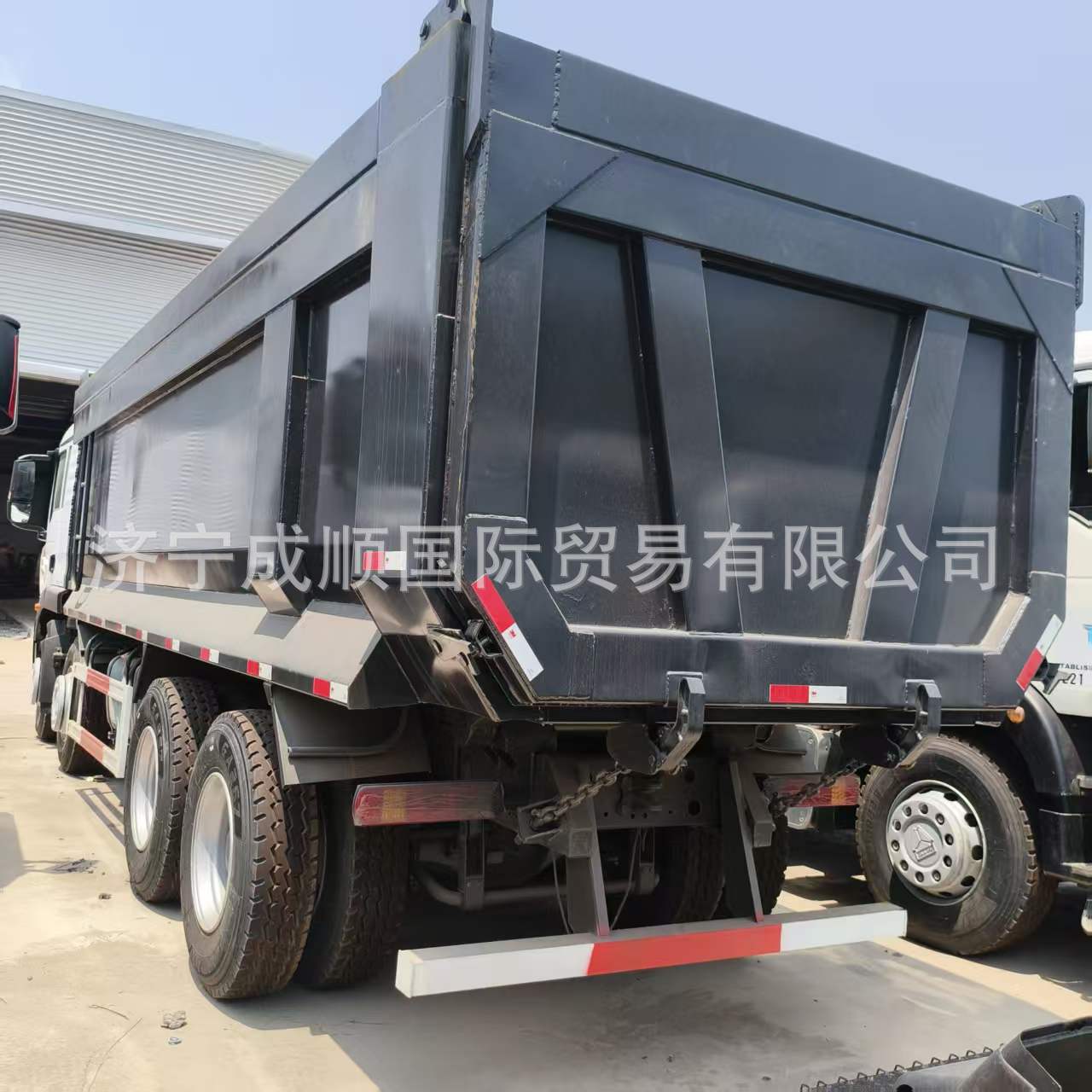 Export-ready Howo Haohan dump truck for mining and construction site sand and gravel transportation, rear-tipping dump truck