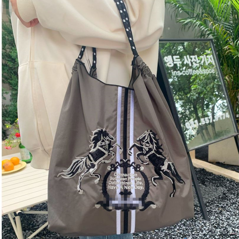 짙은 회색 이마