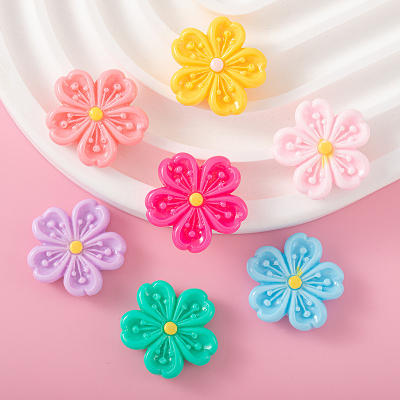 Venta directa de fábrica de cinco pétalos serie flor de cerezo accesorios de resina flor corazón Bud serie fresca crema más parche de horquilla