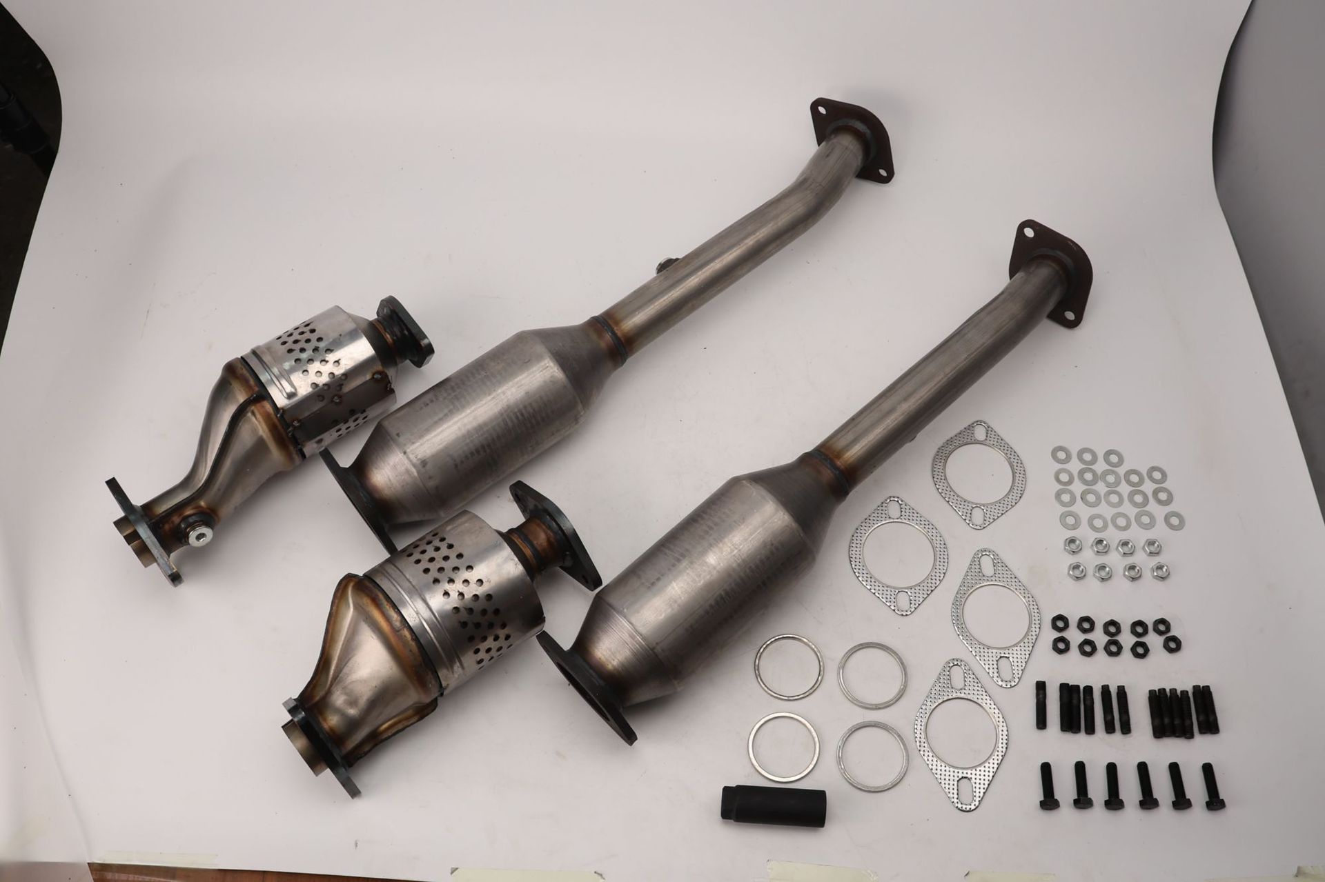 Shandong Lianao Three-Way Catalytic Converter Patrol 4.0 Set Has Stable Performance and Is Directly Supplied from the Source Manufacturer