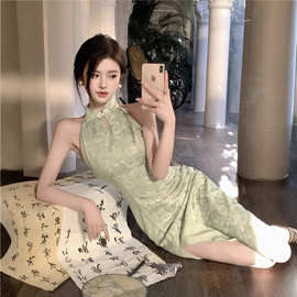 新中式国风清冷感绿色改良旗袍性感风情万种绝美挂脖连衣裙女夏季