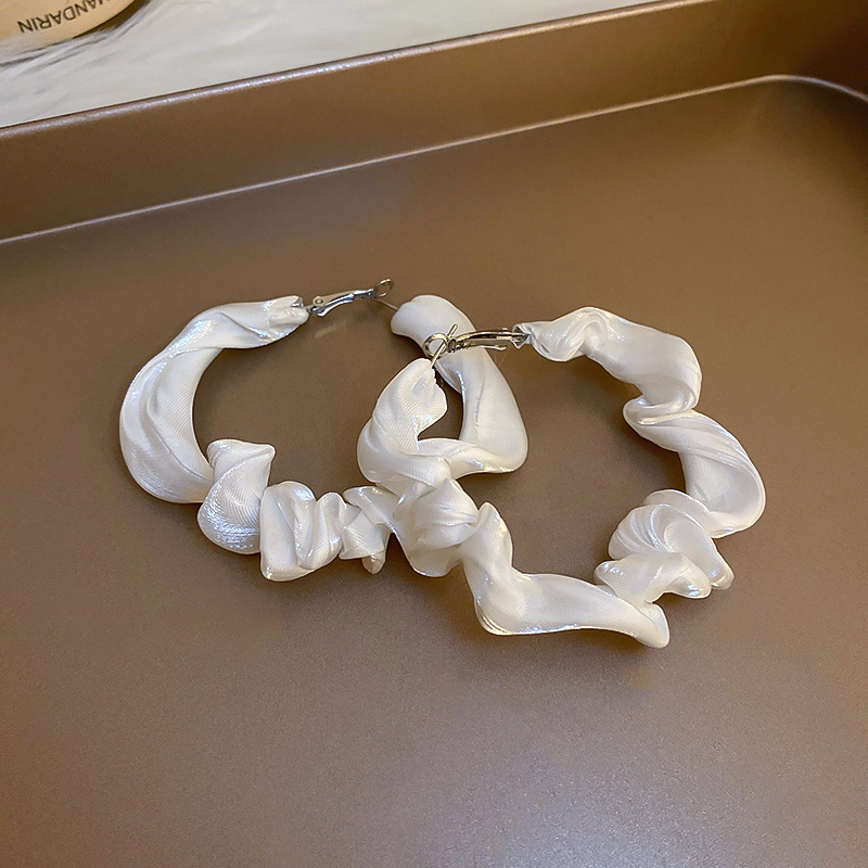 Pendientes de perlas de aceite con goteo de aguja de plata Pendientes de todo fósforo de moda, lujo ligero, joyería retro de alta gama al por mayor, fabricante de Yiwu