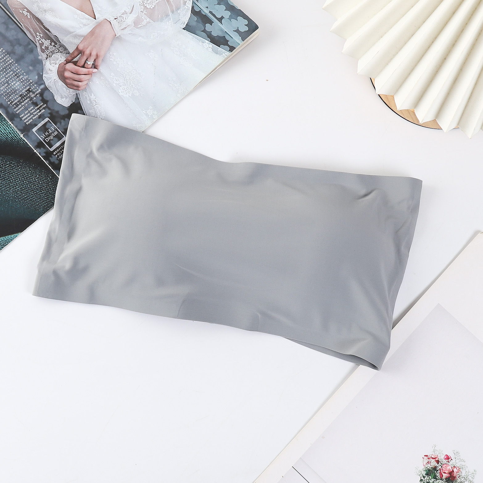 Suministro directo de fábrica de seda de hielo sin costuras de cuatro breasted sujetador sin tirantes de una palabra pecho con almohadilla de pecho anti-exposición tubo superior para las mujeres