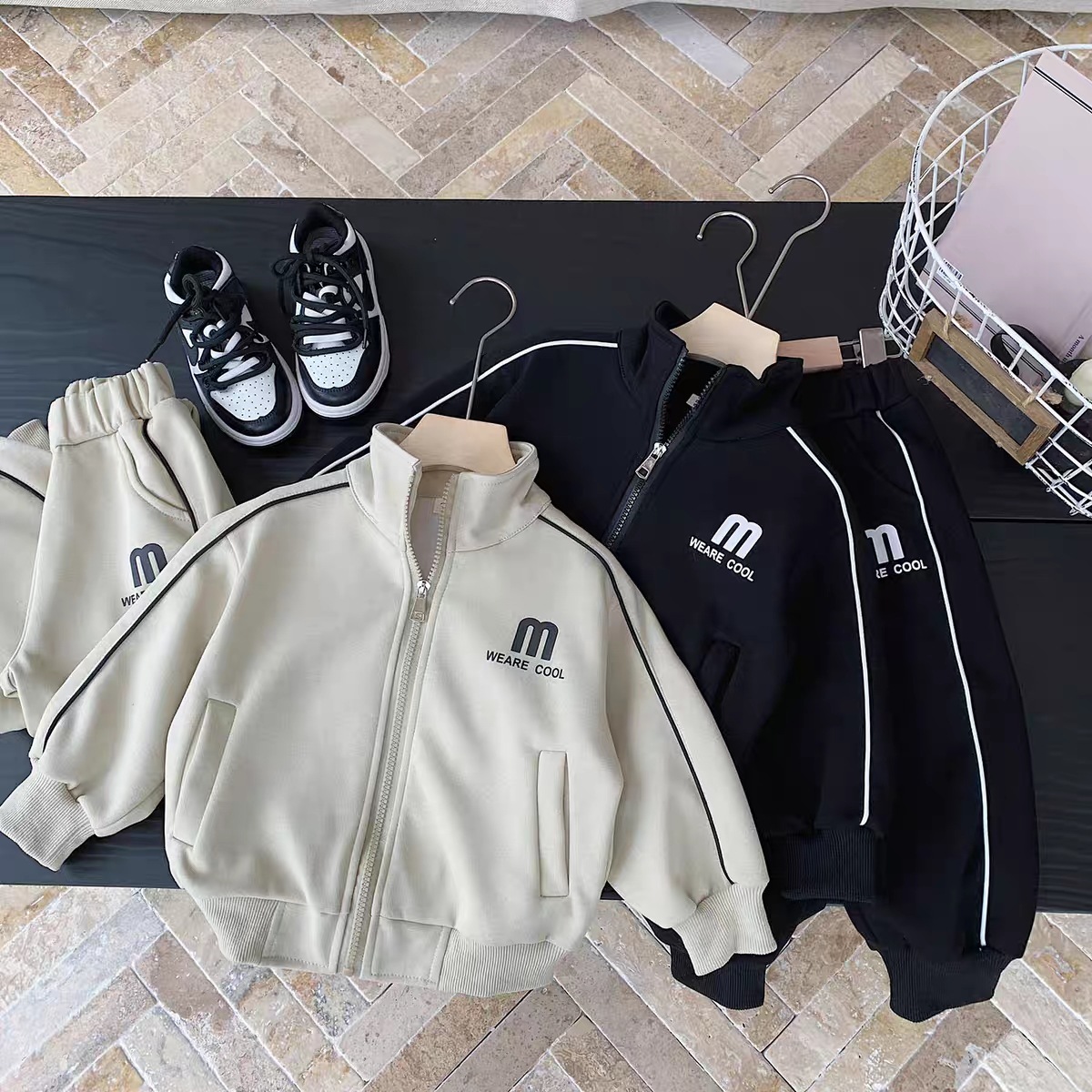 Korean style boys' spring and autumn new sportswear set, stylish and fashionable two-piece jacket for baby boys.