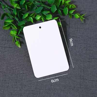 Белый тег, ценник, пустая бумага, белая карточка, торговая марка одежды, украшения, бусы, подвески, украшения, украшения, украшения, верёвка для подвешивания, декор
