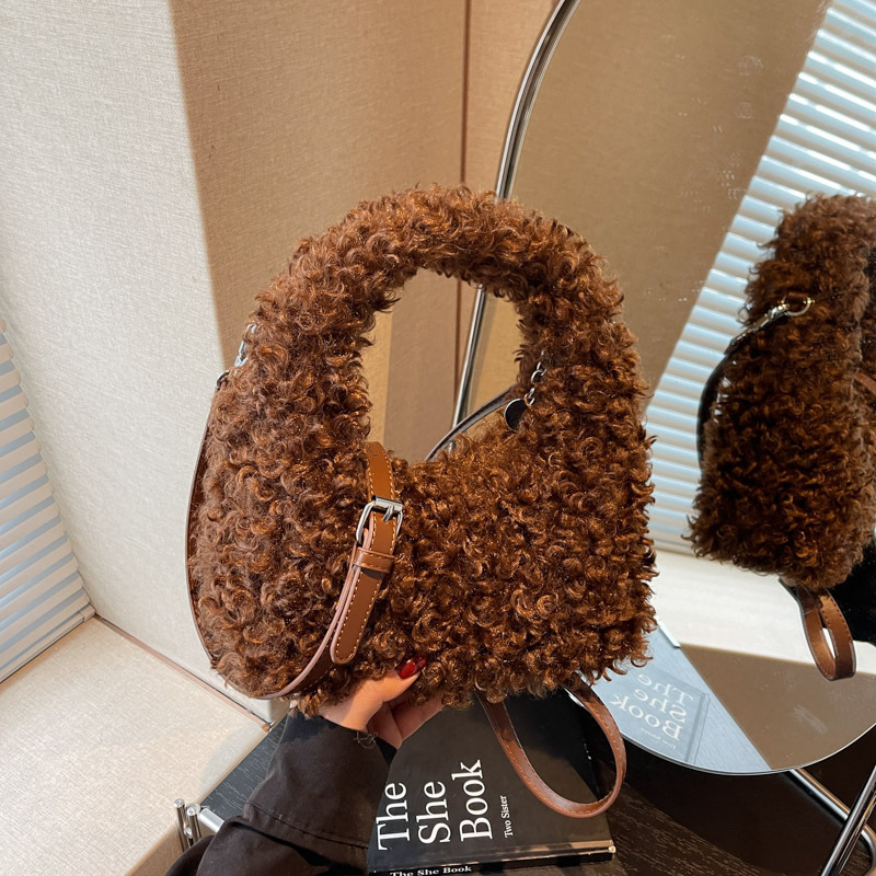New cross-border lamb wool handbag for women, autumn and winter new furry bag, fashionable and versatile shoulder and crossbody plush bag New cross-border lamb wool handbag for women, autumn and winter new furry bag, fashionable and versatile shoulder and crossbody plush bag