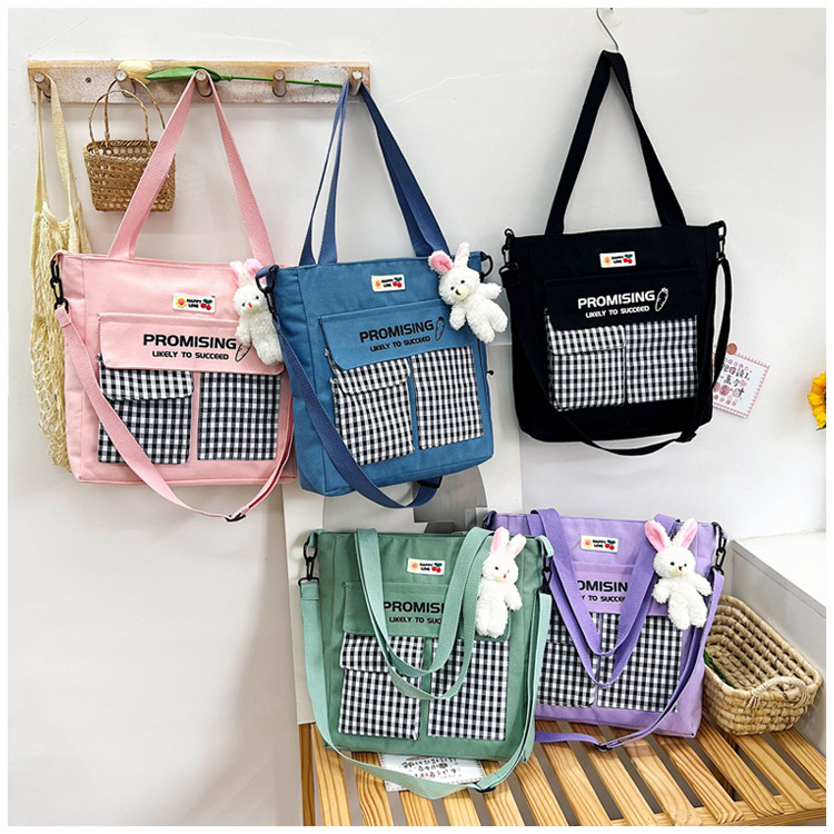 The new Korean-style cute nylon bag for class tutoring is a versatile checkered single-shoulder bag that is selling well (with a bear) undefined
