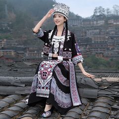 新しいミャオ族の女性のスーツ、大人の少数民族の衣装、雲南キアングミアオ族の旅行写真撮影とダンスパフォーマンスの衣装