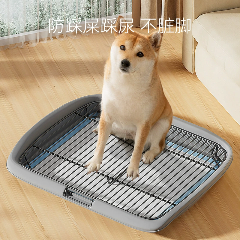 Собаки с плоской железной сеткой для собак в туалете