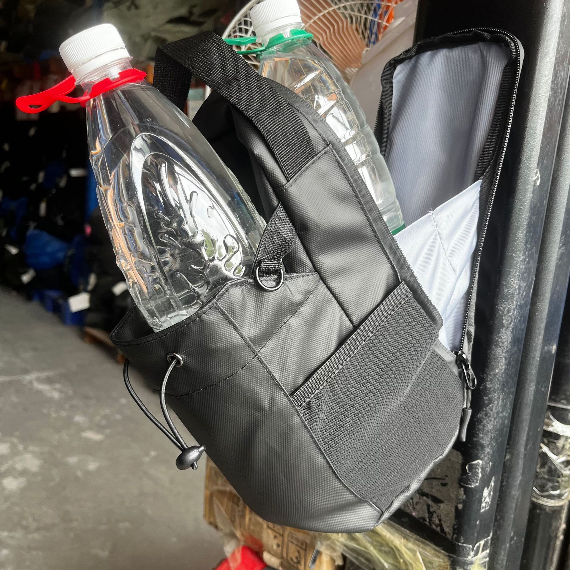 Bolsa magnética para botella de agua, éxito de ventas transfronterizo, para fitness, bolsa cruzada para vaso de agua, bolsa de almacenamiento para teléfono y llaves para el gimnasio, stock disponible.