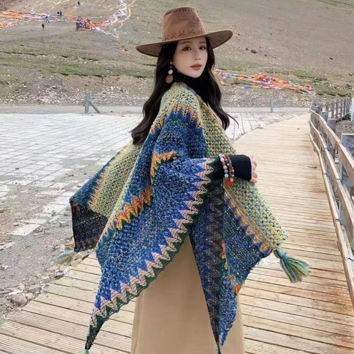2024冬季新款 羊绒披肩外套女双面色刺绣披肩创意款围巾外披-阿里巴巴