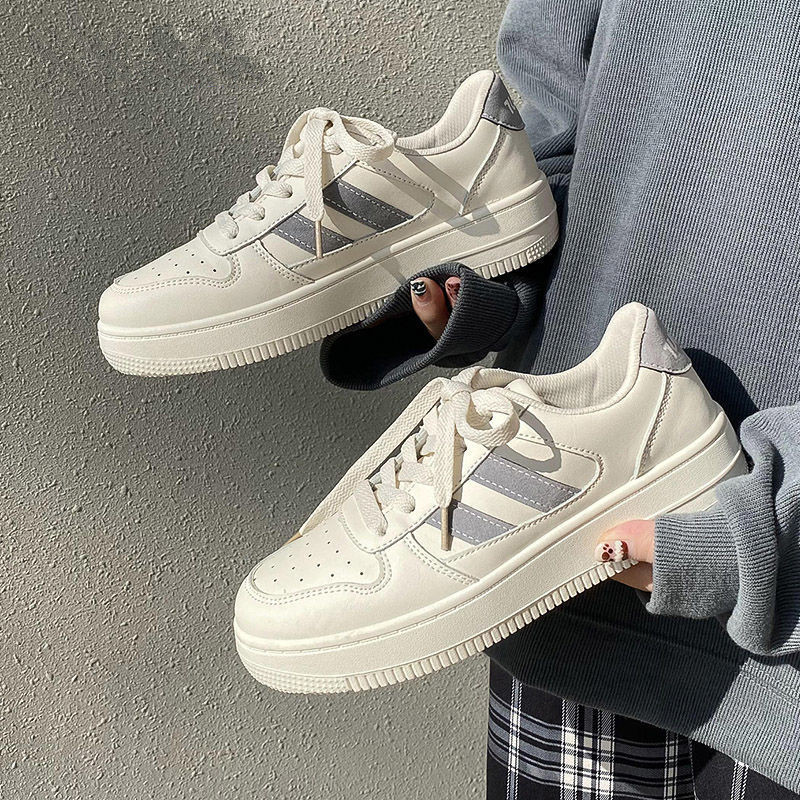 Primavera y otoño nuevos zapatos casuales para estudiantes versátiles zapatos delgados de fondo suave zapatos planos populares con falda blanca para mujer 2023