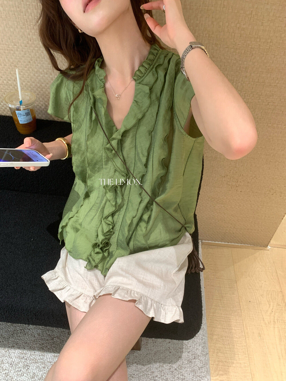 Áo sơ mi nữ tay ngắn cổ V phối ren xếp tầng chất liệu linen pha sợi tre — màu trắng, Bột cam, xanh lá cây chi tiết 30