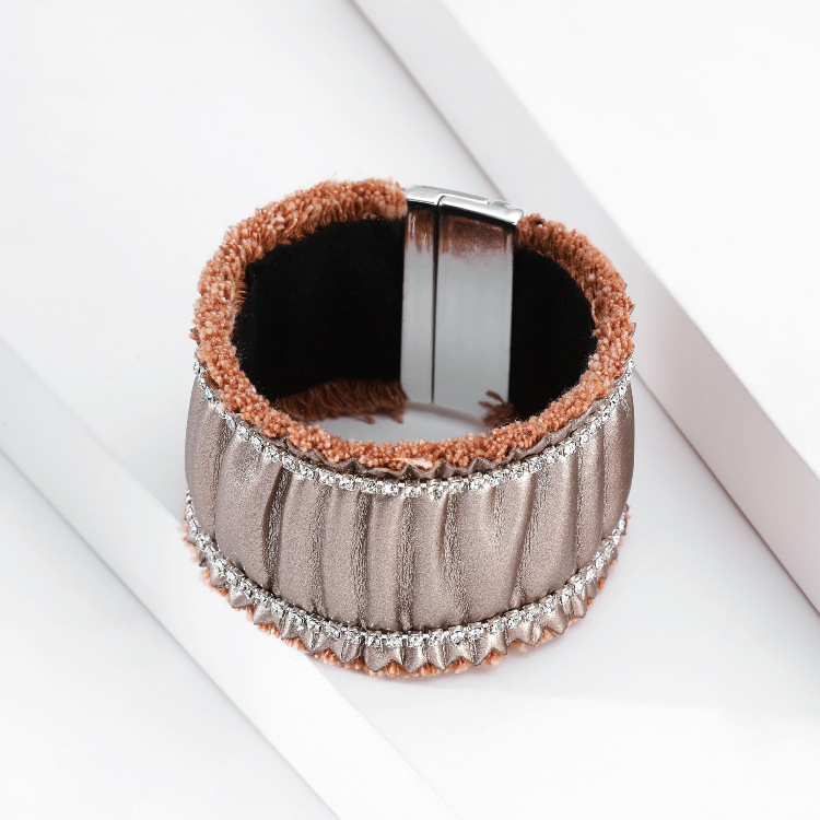 Bracelets En Cuir Sertis De Diamants display picture 10