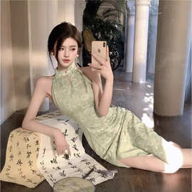 新中式国风清冷感绿色改良旗袍性感风情万种绝美挂脖连衣裙女夏季