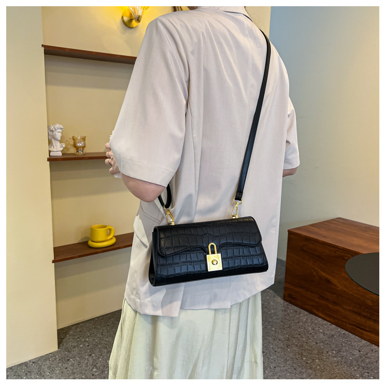 Fashion Solid Color Square Buckle Underarm Bag display picture 3