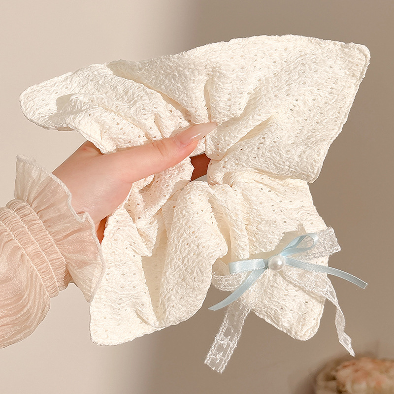 1 # bufanda cuadrada con lazo blanco lechoso alrededor de 27*25,5 cm