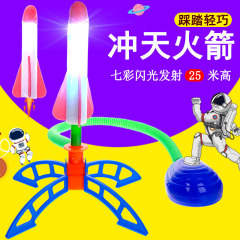 露店のおもちゃの子供の足は天のロケットの大砲のプラスチックの夜市を踏んで屋台の発光のおもちゃの空飛ぶロケットを並べます。