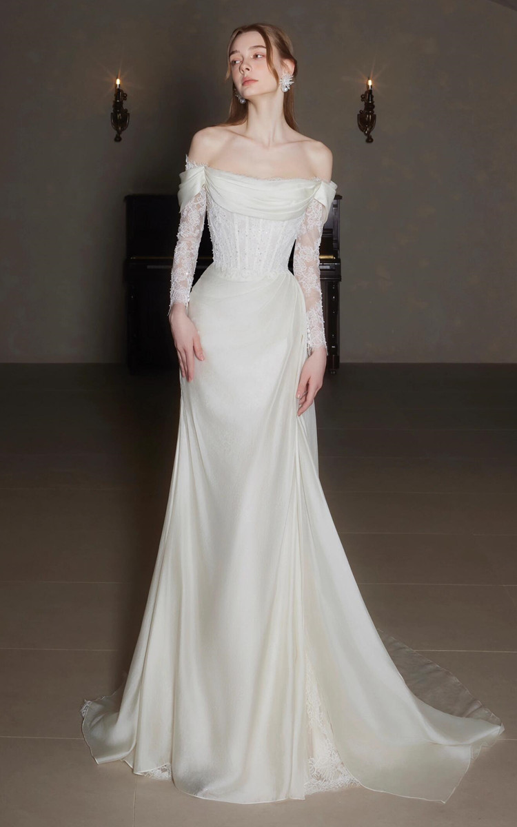 Elegant vit brudklänning med bara axlar och spets för reception_voghion.com