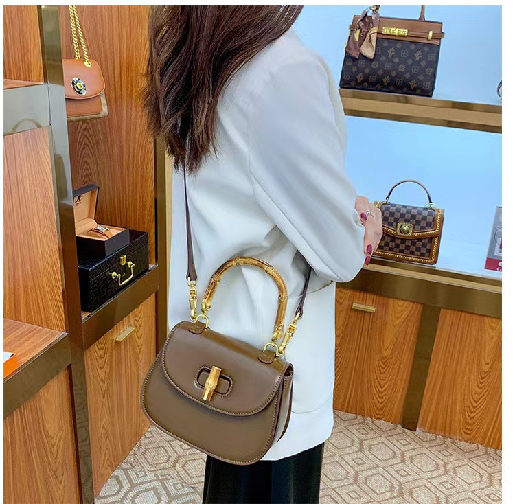 2024 Nuova borsa da donna in bambù primavera/estate con alta qualità e design unico Borsa da sella a tracolla con tracolla portatile di lusso leggera di alta qualità_voghion.com