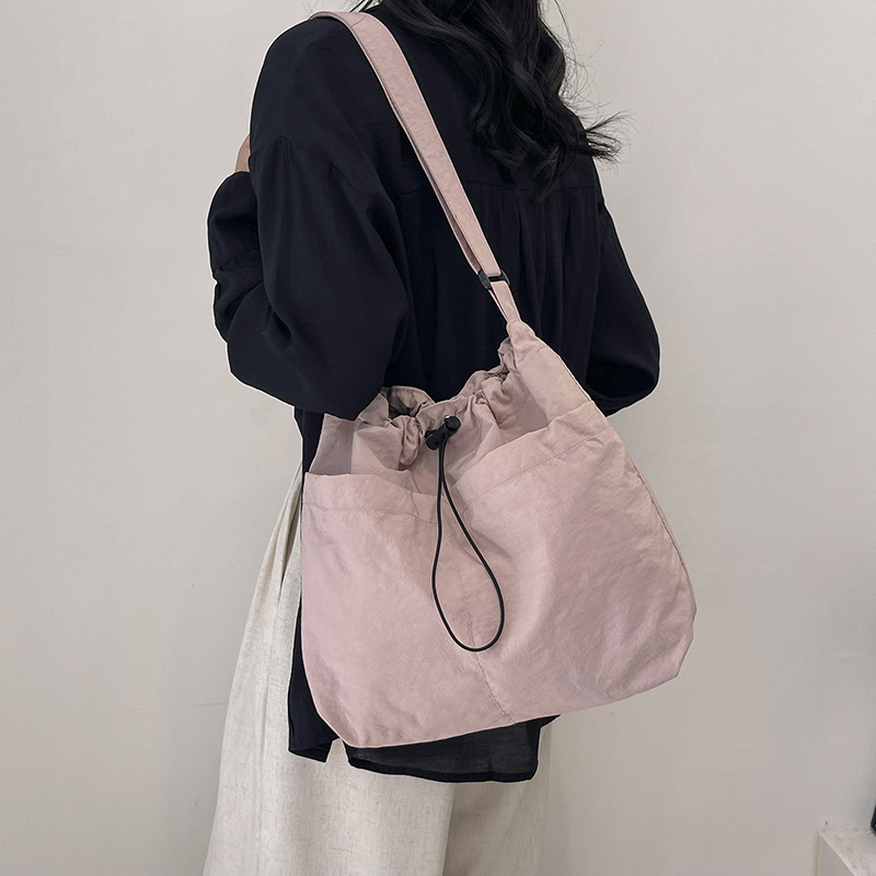 A stylish single-shoulder crossbody bag for 2024, a large-capacity casual commuting bag for classes, and a beautiful and fashionable underarm bag for women undefined
