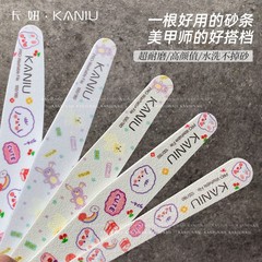 女の子のネイルは磨かれています。アニメは型の砂を修理します。