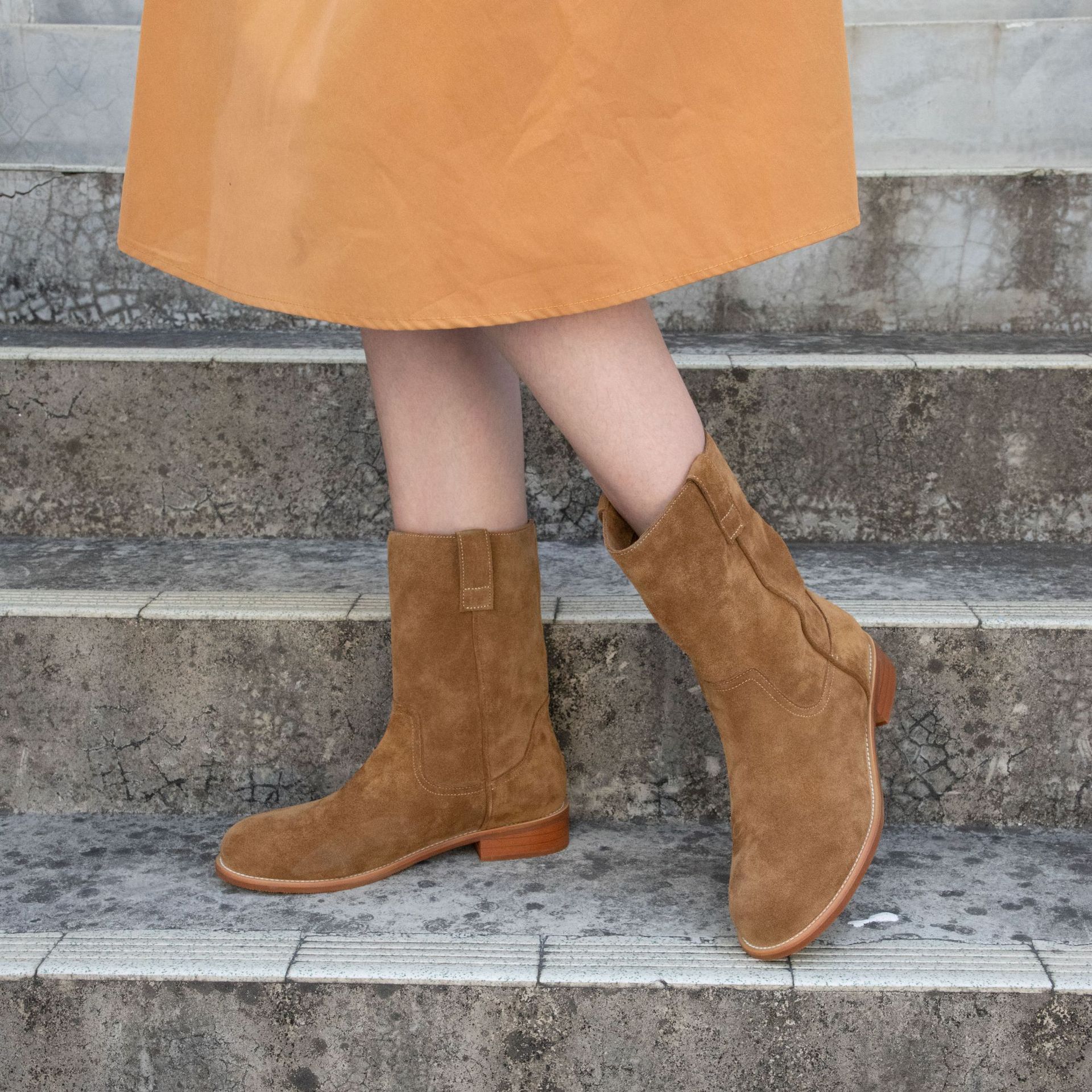 汇族美真皮雪地靴女复古圆头平底靴子女秋冬保暖牛反绒中筒靴批发